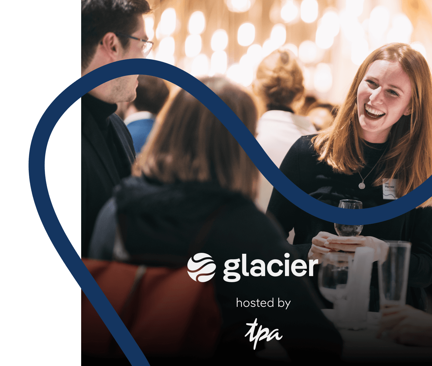 Lachende Gäste mit Gläsern bei einer Abendveranstaltung, Glacier Logo und Hinweis hosted by TPA